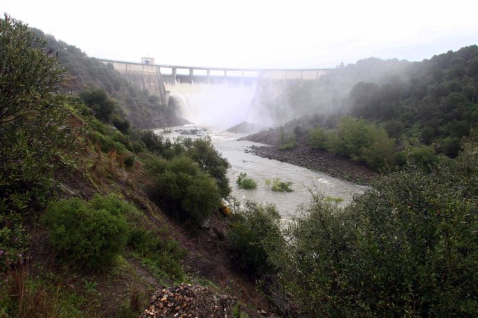 El pantano del Gergal desembalsando