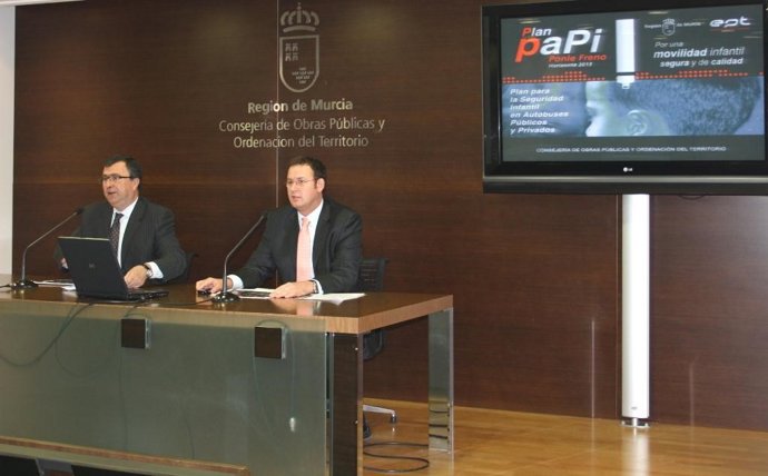 El consejero José Ballesta, acompañado del director gerente de la Entidad Públic