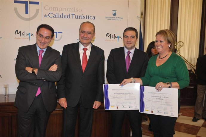 González de Lara, De la Torre y Bendodo en la entrega de los distintivos de cali