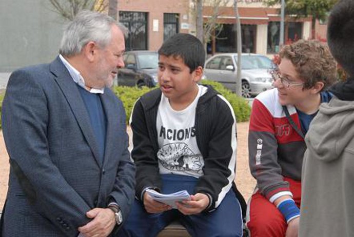 Alcalde de Córdoba, Andrés Ocaña, con niños