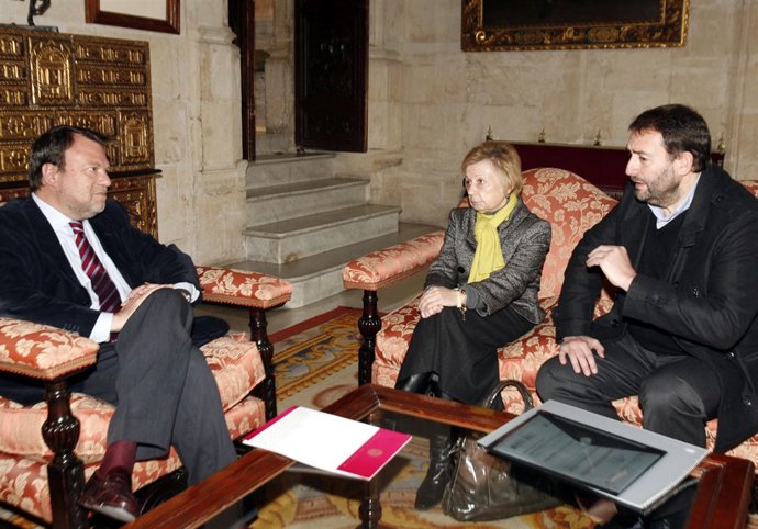 El alcalde propone conceder al Medalla de la ciudad a la Feria del Libro de Sevi