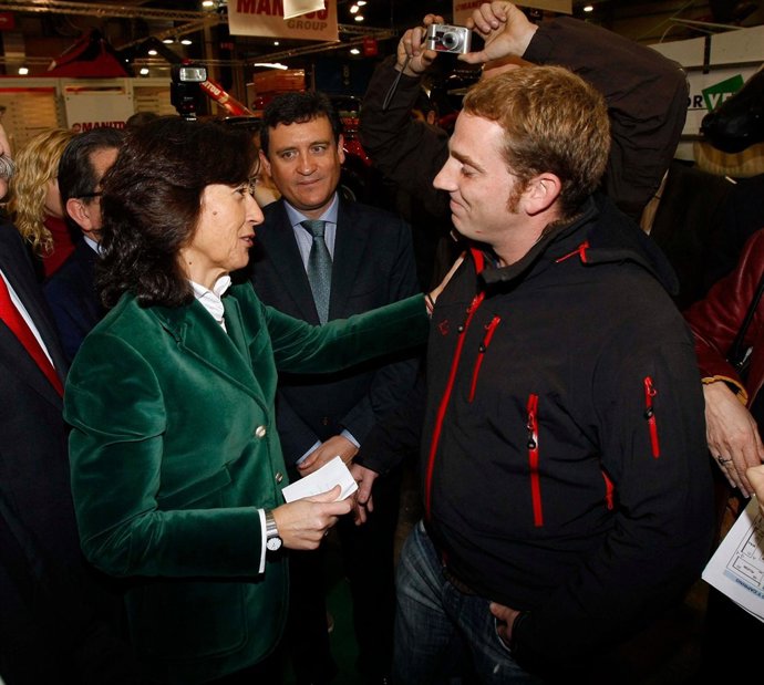 Raul de Santos, trabajador de la zona del río Gállego, conversa con la ministra 