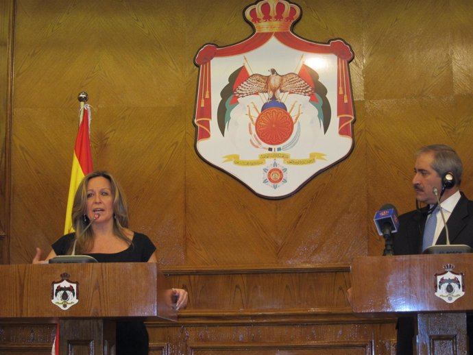 La ministra de Asuntos Exteriores, Trinidad Jiménez, en rueda de prensa con su h