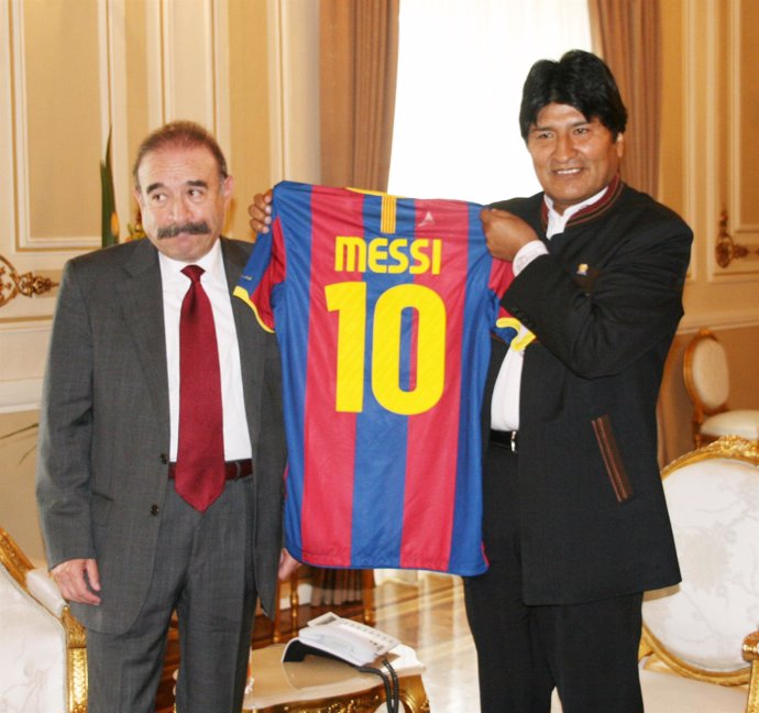 El presidente boliviano, Evo Morales, con una camiseta del delantero del FC Barc