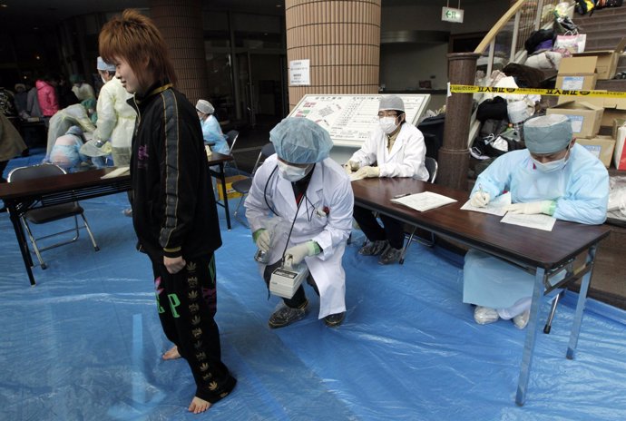 Médicos observan radiación tras la fuga en Fukushima