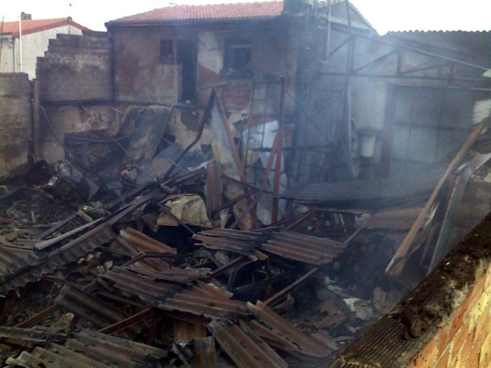 Estado en el que quedó la nave anexa a la vivienda.
