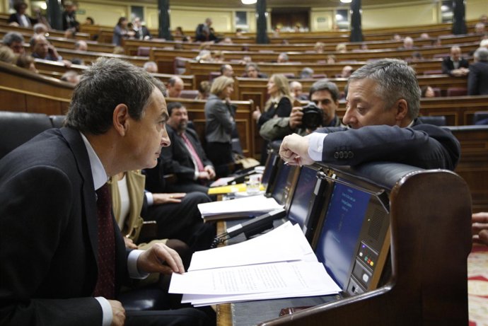 José Blanco charla con José Luis Rodríguez Zapatero en el Congreso