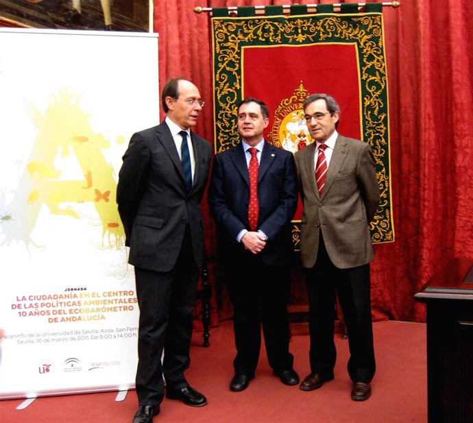 El consejero José Juan Díaz Trillo y el rector de la US, Joaquín Luque