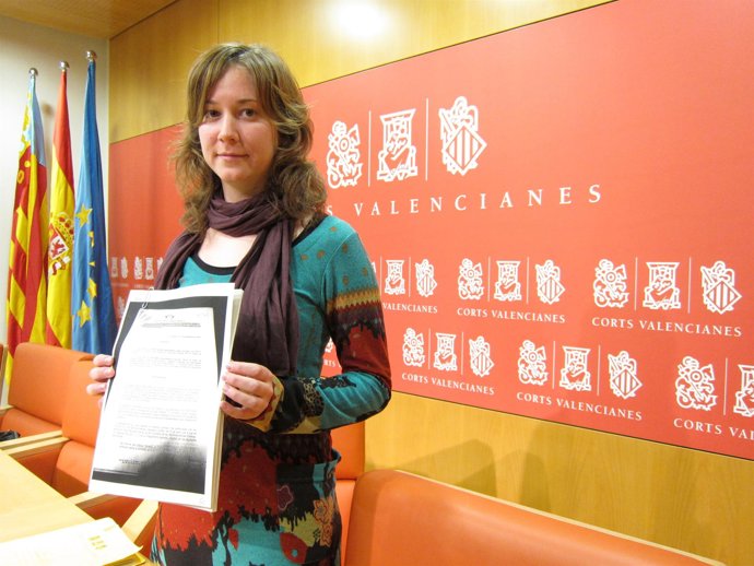 Marina Albiol con el contrato de Calatrava del Centro de Convenciones de Castell