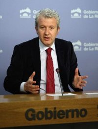 Del Río asegura que "Sanz es el presidente que más ha comparecido ante el Parlamento"
