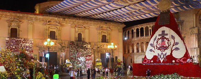Manto de la Virgen de los Desamparados tras concluir la ofrenda fallera