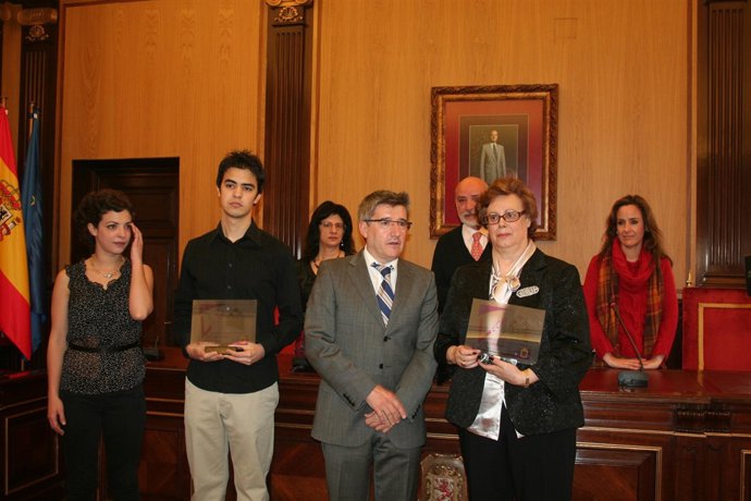 Los galardonados, con el alcalde