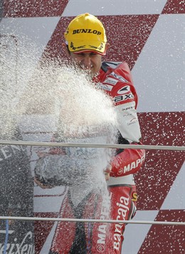 Julián Simón celebra su subcampeonato en Moto2