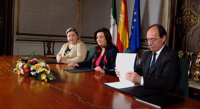 Clara Aguilera, Mar Moreno y José Juan Díaz Trillo, firman el acuerdo de colabor