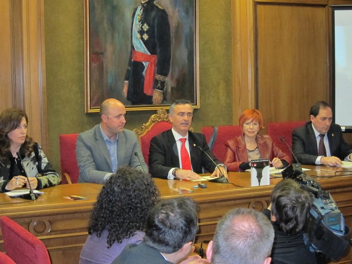 La presidenta de la Autoridad Portuaria de Almería, Trinidad Cabeo, el alcalde d