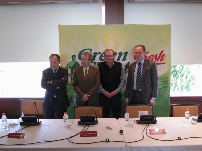 El consejero de Agricultura y Agua, Antonio Cerdá, junto a empresarios murcianos