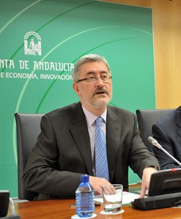 El consejero de Economía, Innovación y Ciencia, Antonio Ávila, durante la rueda 