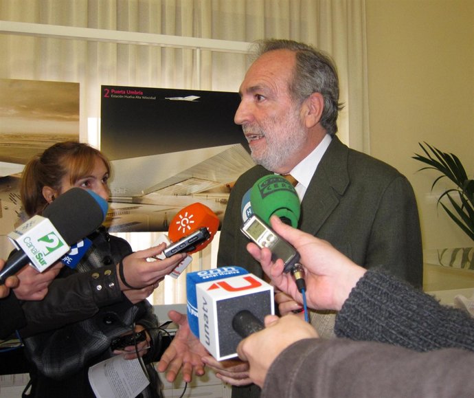 El subdelegado del Gobierno en Huelva, Manuel Bago, ante los periodistas. 