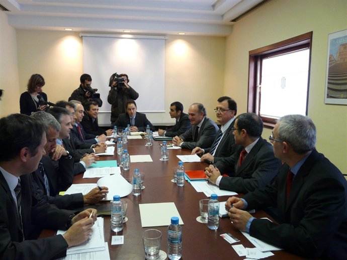Reunión del conseller F.X.Mena con el sector catalán de la moto