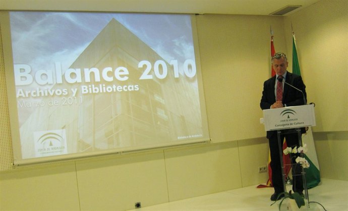 El consejero de Cultura presenta el balance de las actividades de los archivos y