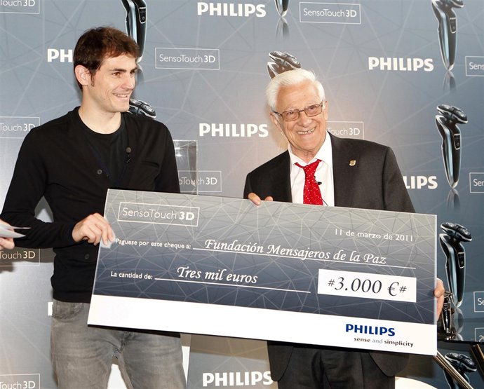 Iker Casillas y el padre Ángel García en la entrega del I Premio Philips SensoTo