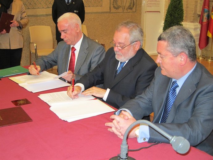 Firma convenio Junta Centro de Congresos, alcalde Andrés Ocaña, consejero Lucian