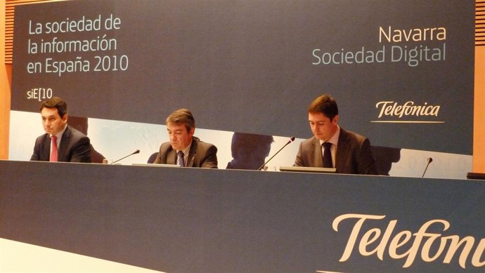 De izda a dcha, Antonio Bengoa, director de Relaciones Sectoriales y Territorial