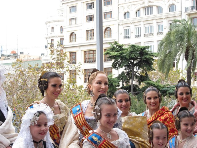Carmen Lomana junto a la Fallera Mayor de Valencia 2011 tras la 'mascletà'