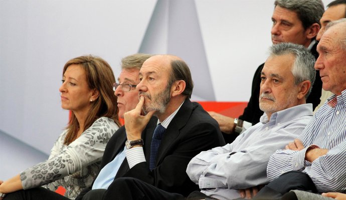 La alcaldesa de Jerez, Pilar Sánchez, sentada junto al secretario provincial, Fr