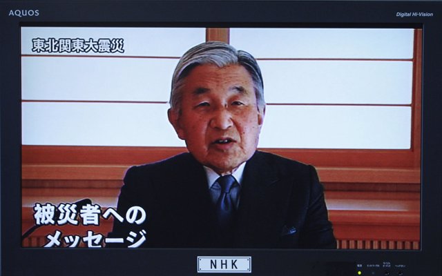 El emperador de Japón, Akihito, habla en televisión