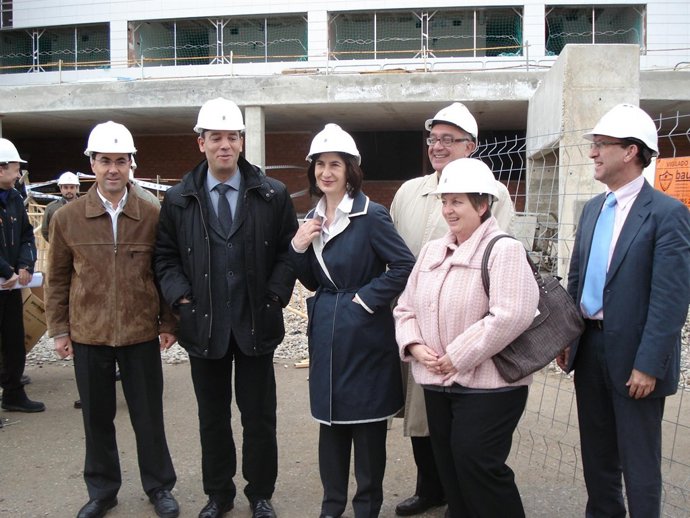 La consejera Ana Fernández en su visita a las obras de la residencia de Utebo