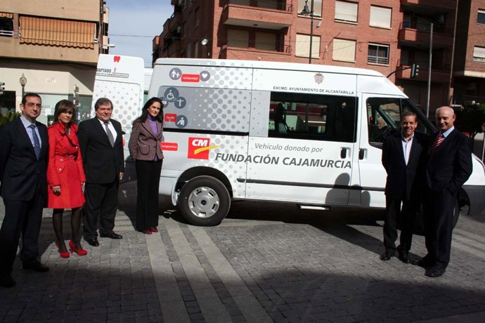 LA FUNDACIÓN CAJAMURCIA ENTREGA AL AYUNTAMIENTO DE ALCANTARILLA UN  VEHÍCULO ASI