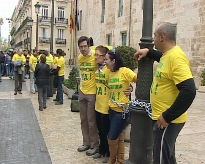 Encadenados para pedir la custodia compartida