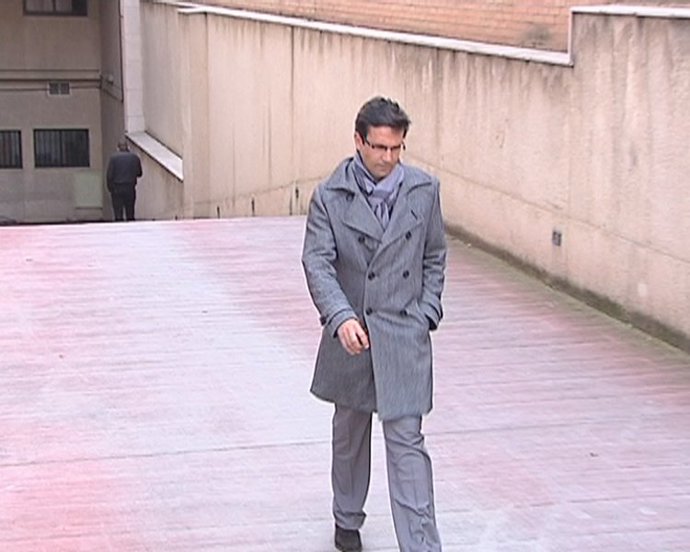 El candidato del PSOE a la Alcaldía, Francisco Cuenca, a la salida de los Juzgad