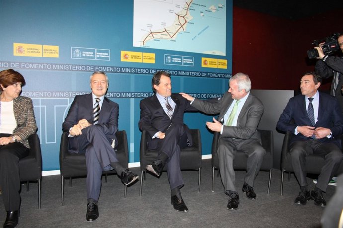 Valcárcel saluda a Mas, durante la presentación