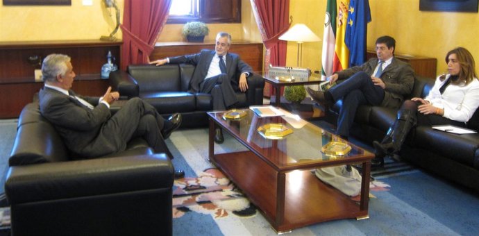 Reunión del presidente de la Junta con los dirigentes de los partidos, este miér