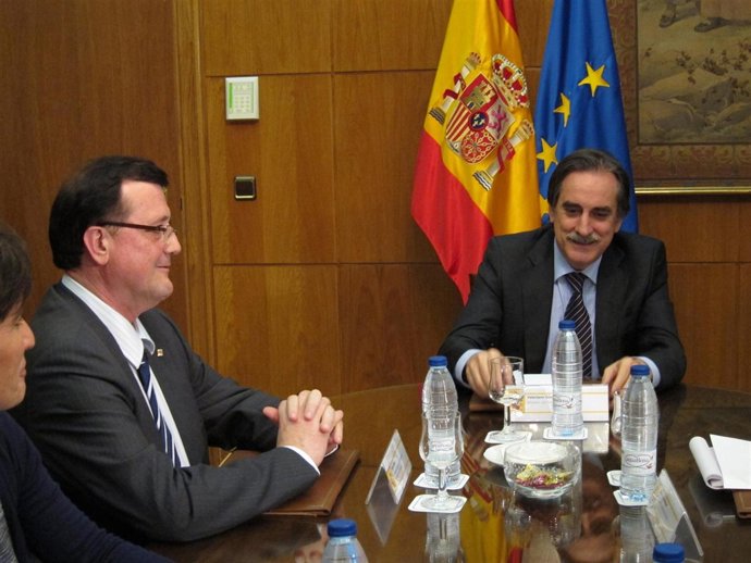 El conseller F.X.Mena y el ministro V.Gómez