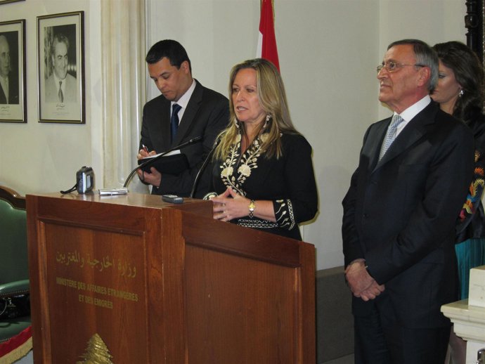 La ministra de Asuntos Exteriores, Trinidad Jiménez, con su homólogo libanés en 