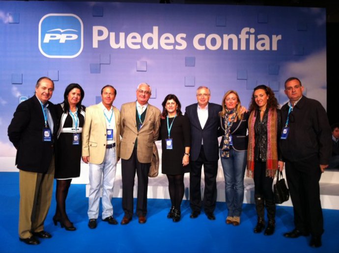 Miguel Marín (tercero a la izquierda), junto a miembros del PP.