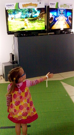 Niña jugando con Kinect