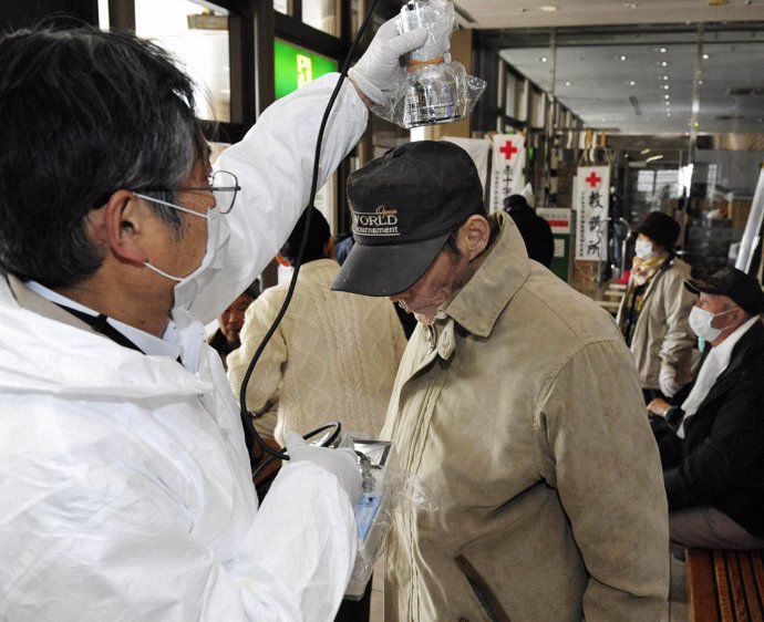 Comprueban niveles de radiación habitantes Fukushima