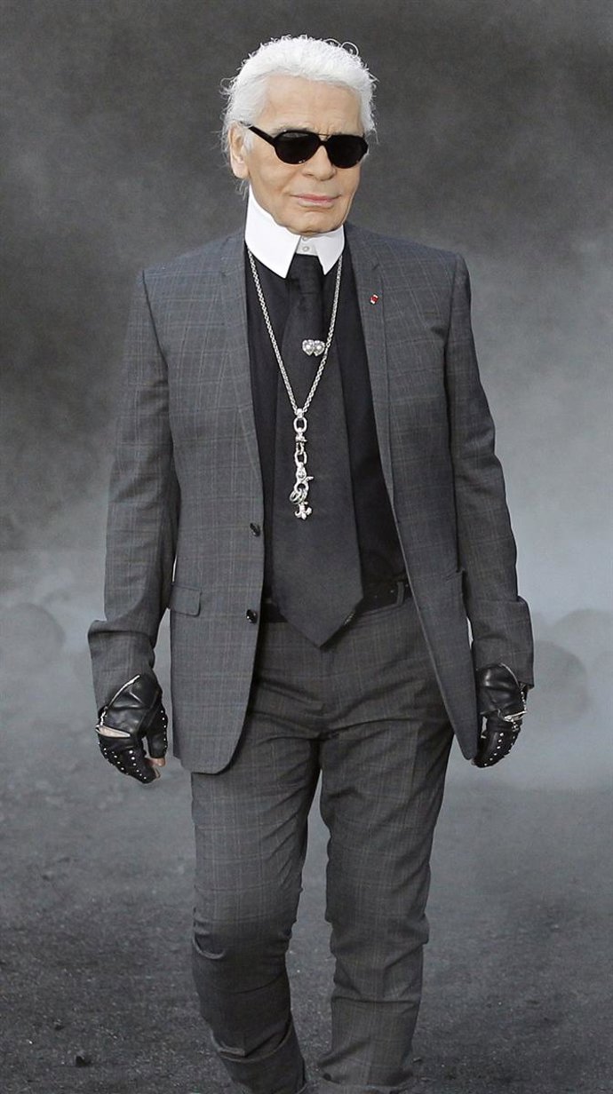 El diseñador Karl Lagerfeld cerrando un desfile