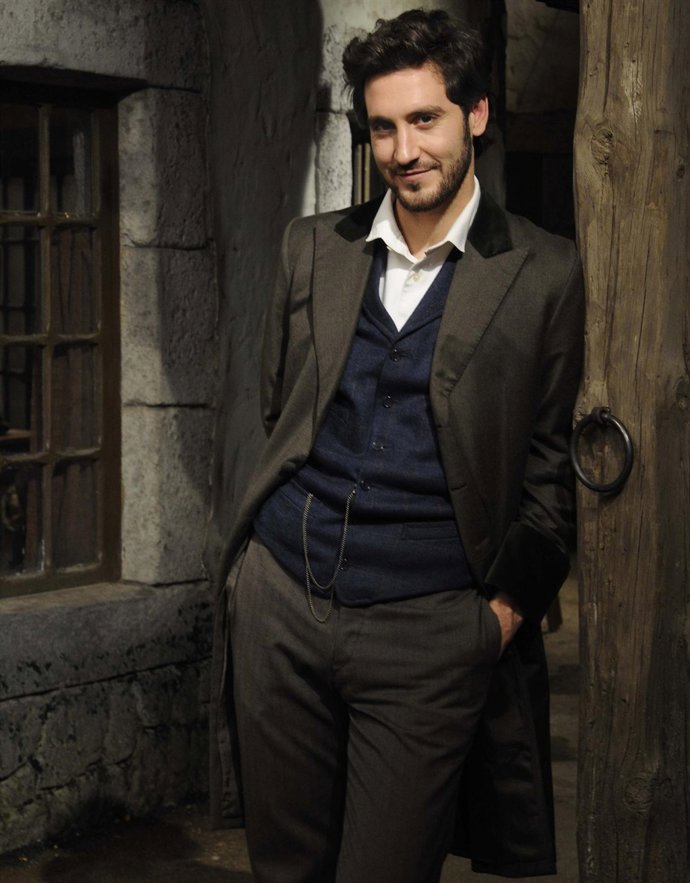 El actor Beatriz Velasco posa en el escenario de 'El Secreto de Puente Viejo'