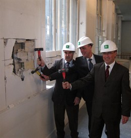 Martínez, primero por la izquierda, martilleando la pared de la nueva sede