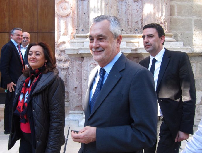 José Antonio Griñán, a su llegada al Pleno con Mar Moreno y Mario Jiménez