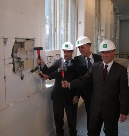 Martínez, primero por la izquierda, martilleando la pared de la nueva sede