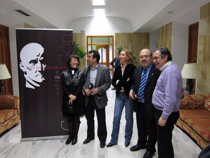 Valenzuela, Dobladez, Blanco, Mariscal y Pérez junto al cartel conmemorativo del