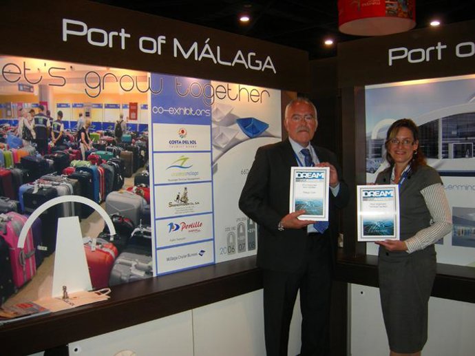 Sebastián Camps, gerente de Málagaport, recibe unos premios del puerto de Málaga