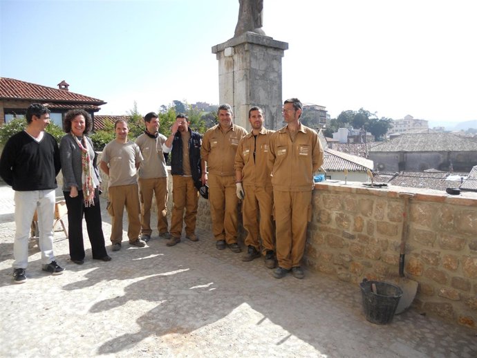 La alcaldesa y los alumnos del Taller