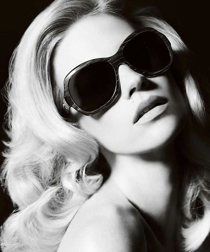 January Jones luciendo gafas de sol de Versace, temporada primavera-verano 2011